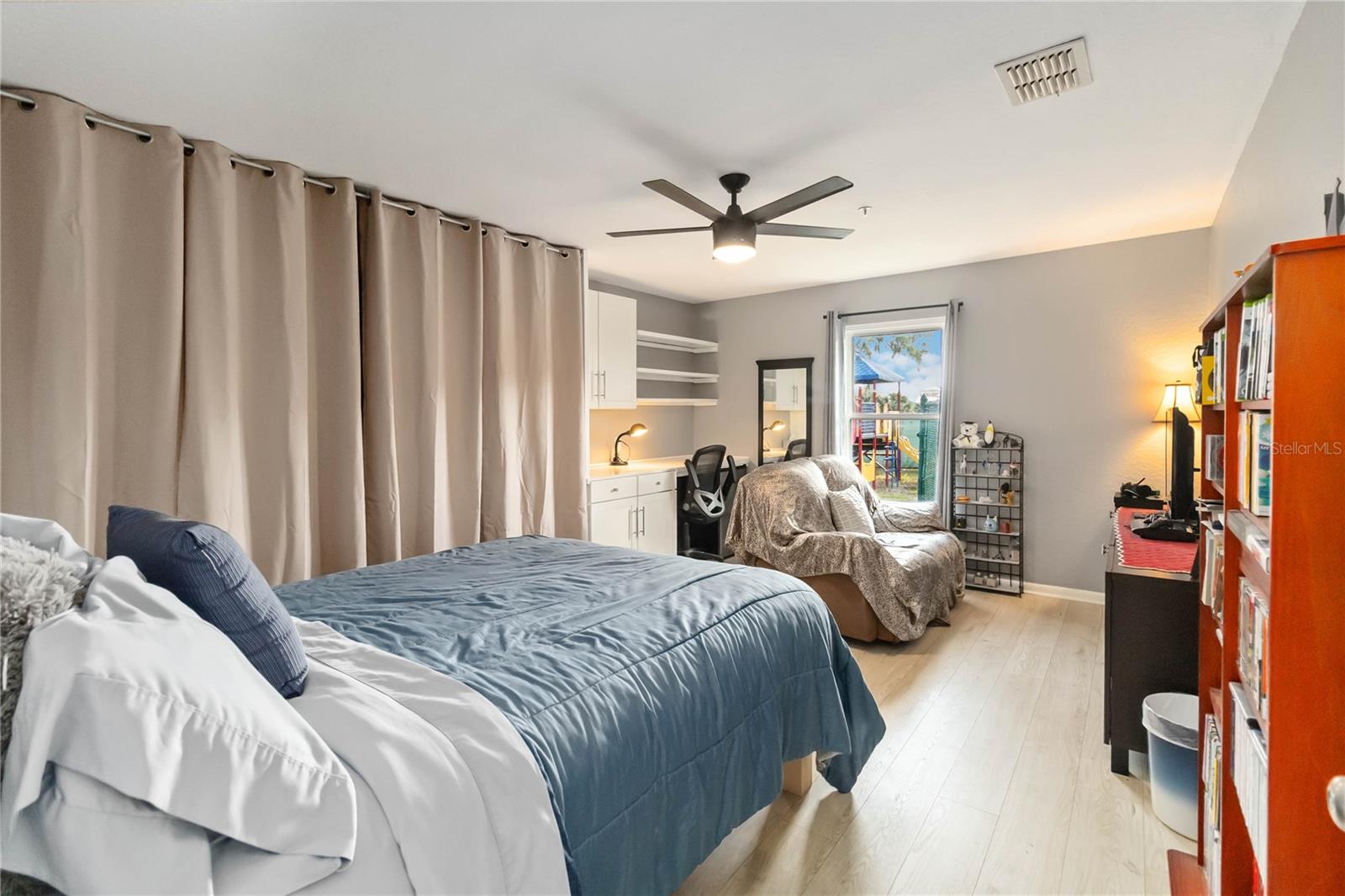 COUNTRY CLUB CIRCLE - Residential