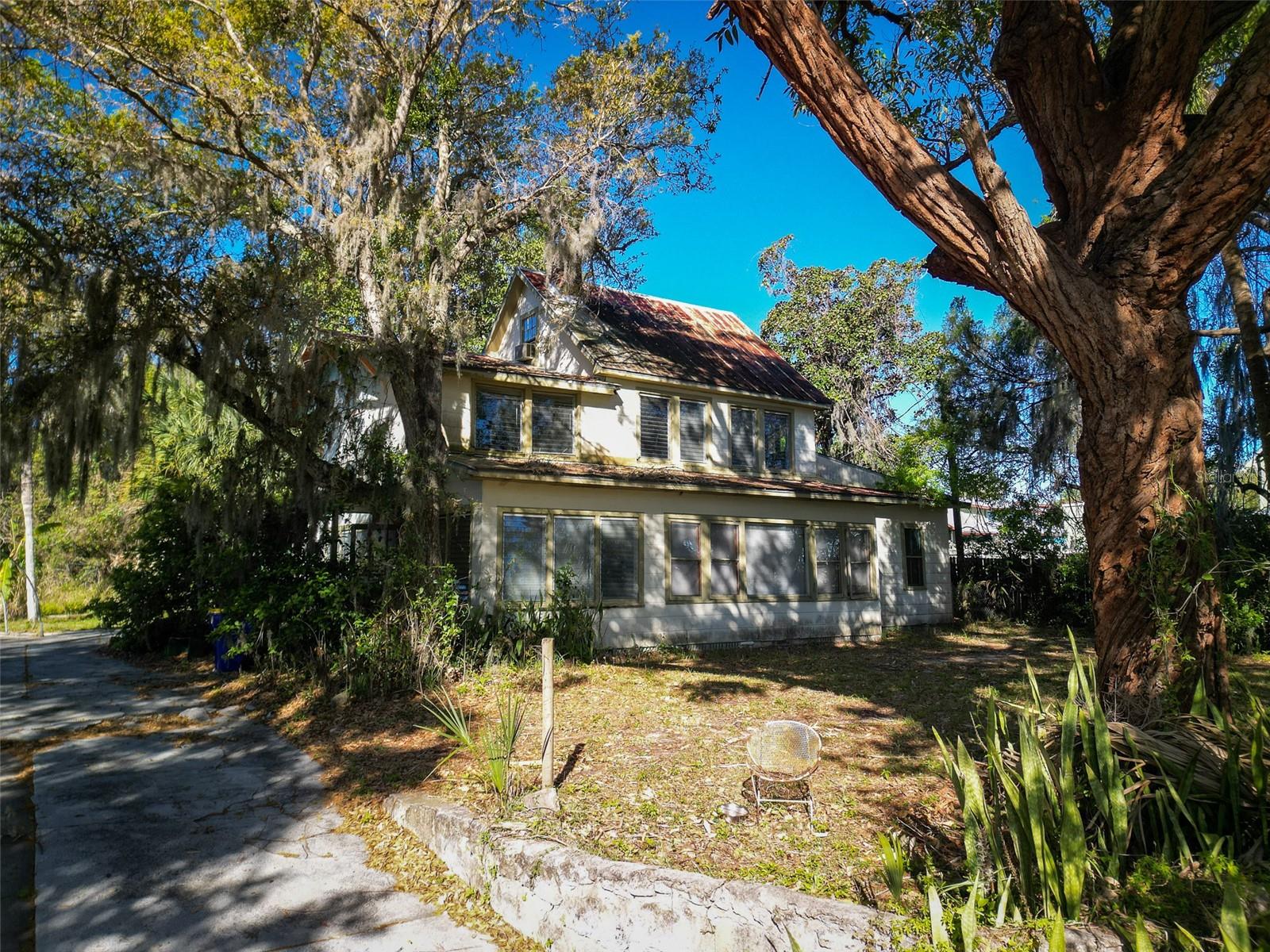 114 N RIVERSIDE DRIVE