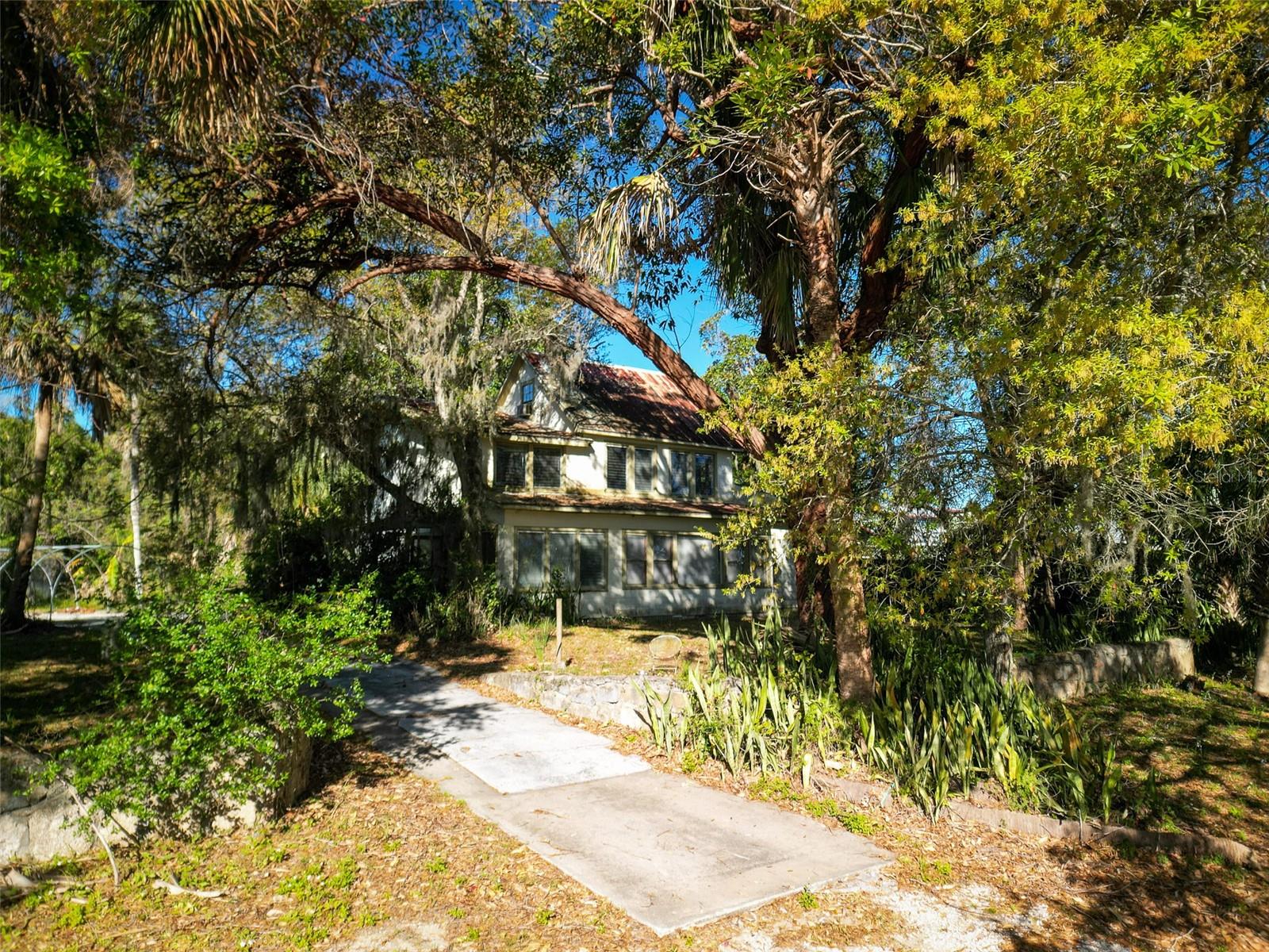 114 N RIVERSIDE DRIVE
