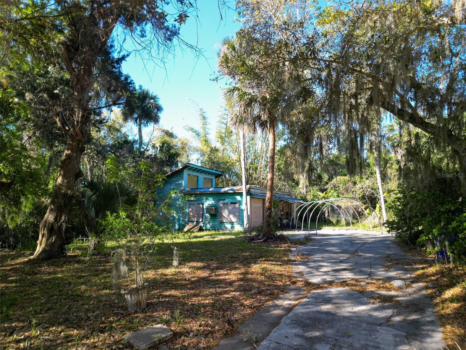 114 N RIVERSIDE DRIVE