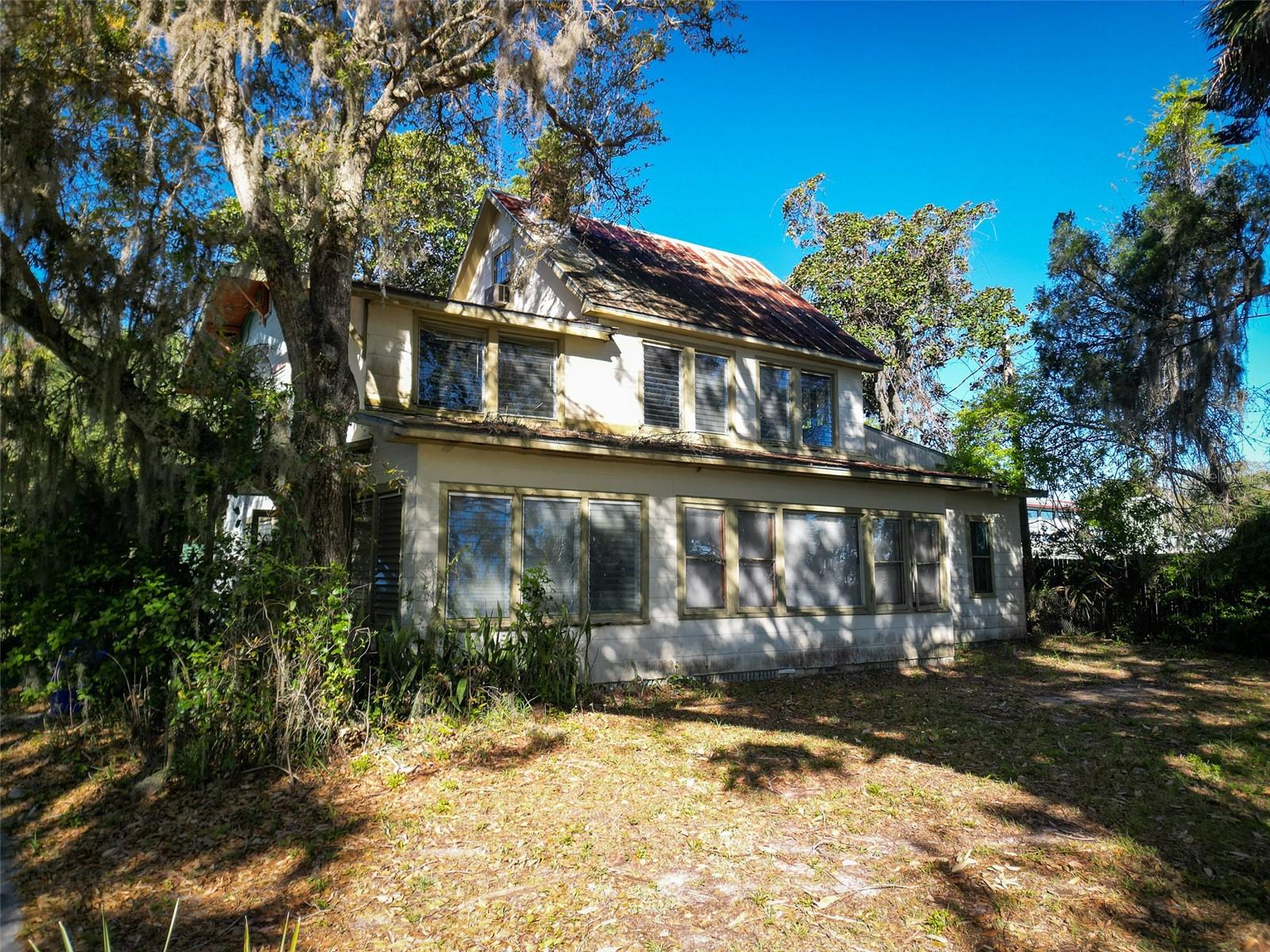 114 N RIVERSIDE DRIVE