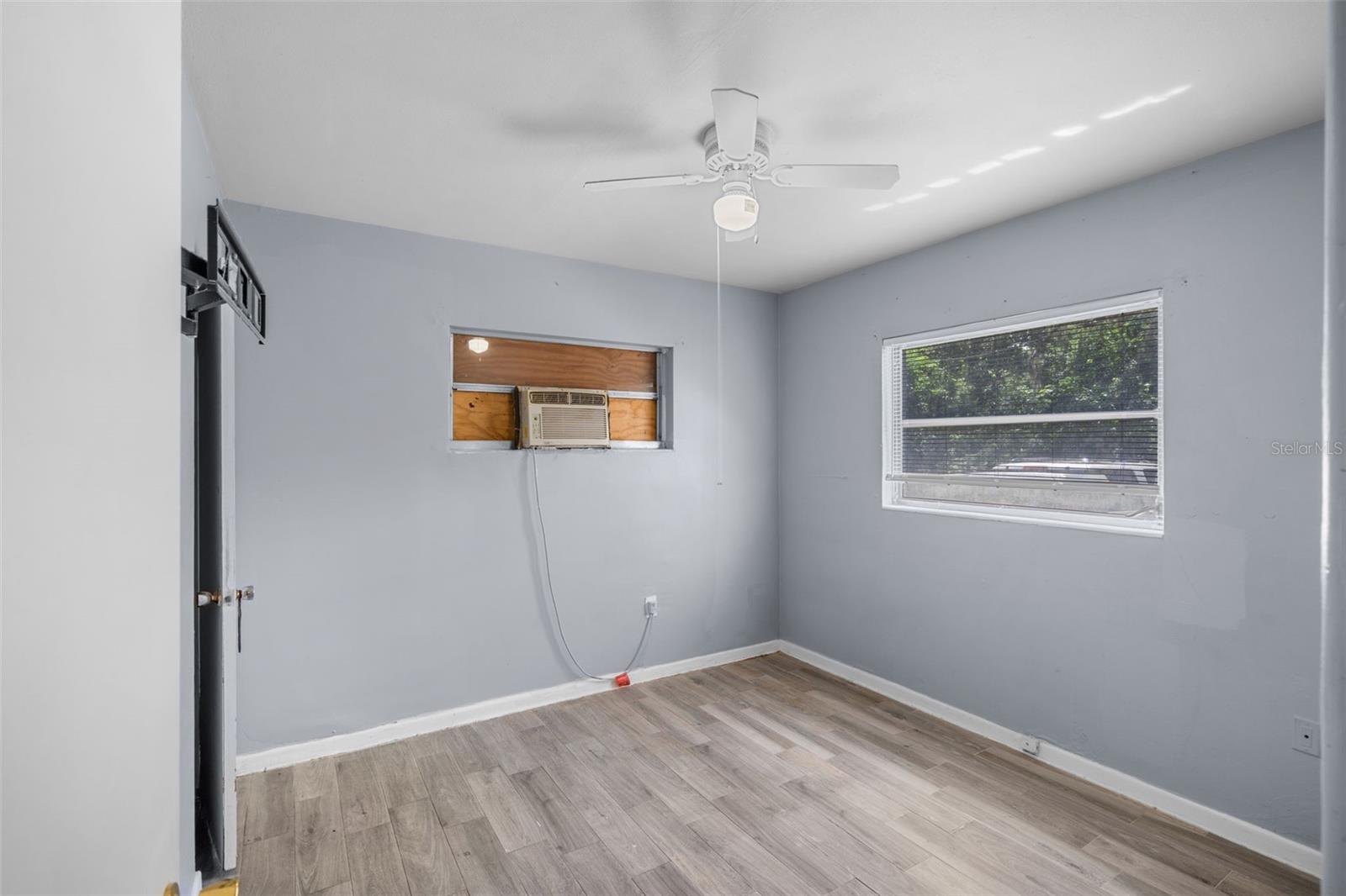 SUNSHINE PARK - Residential Lease