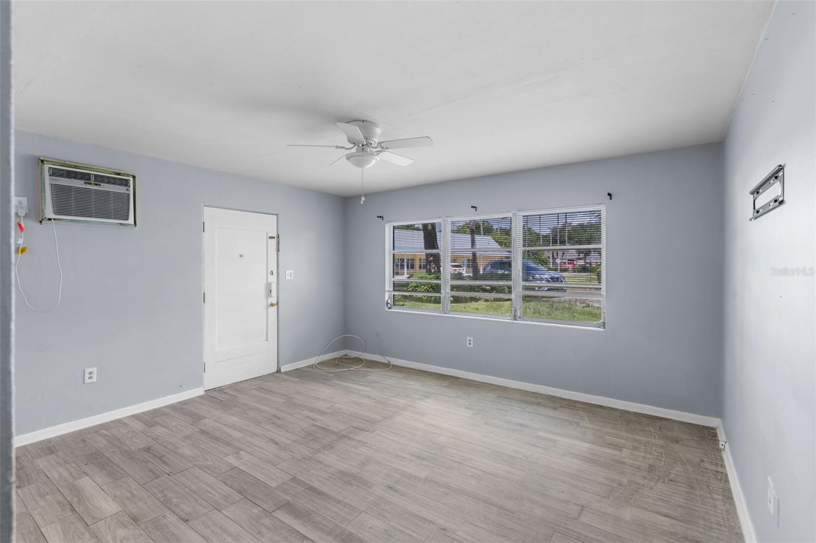 SUNSHINE PARK - Residential Lease