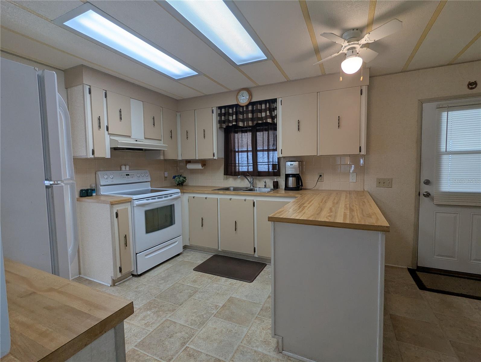 LAKESIDE HILLS ESTATES - Residential