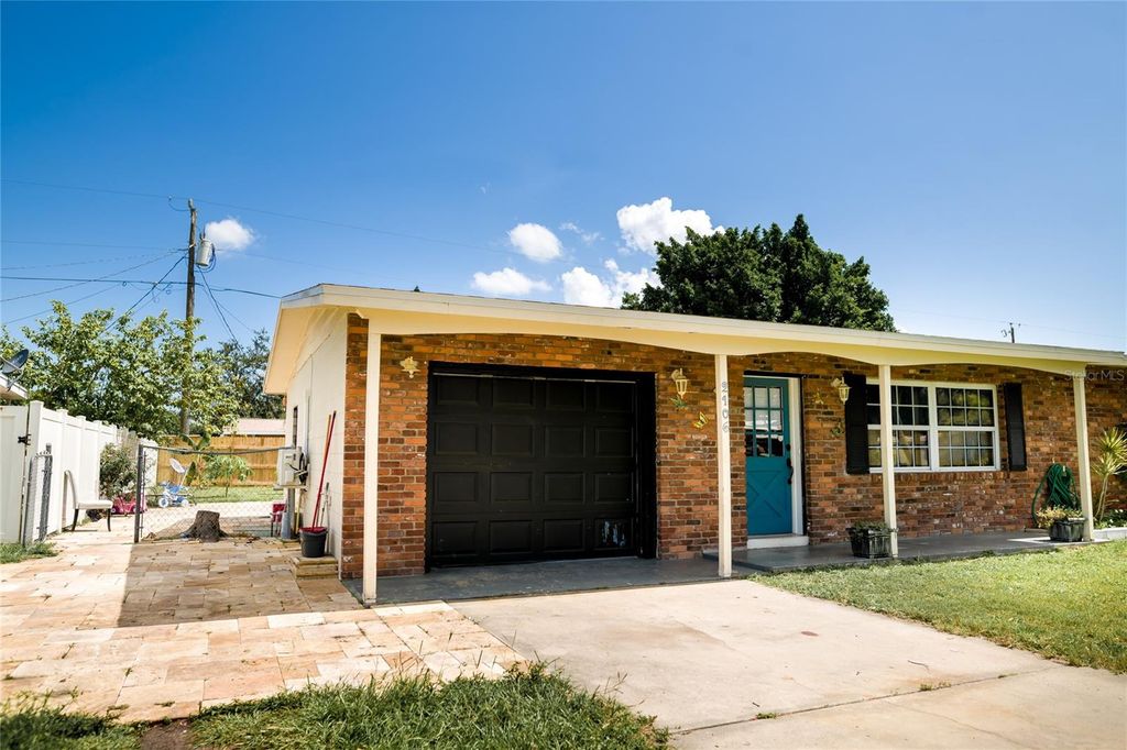 Photo of 2106 25th Avenue W, Bradenton, FL 34205 (MLS # TB8410015)