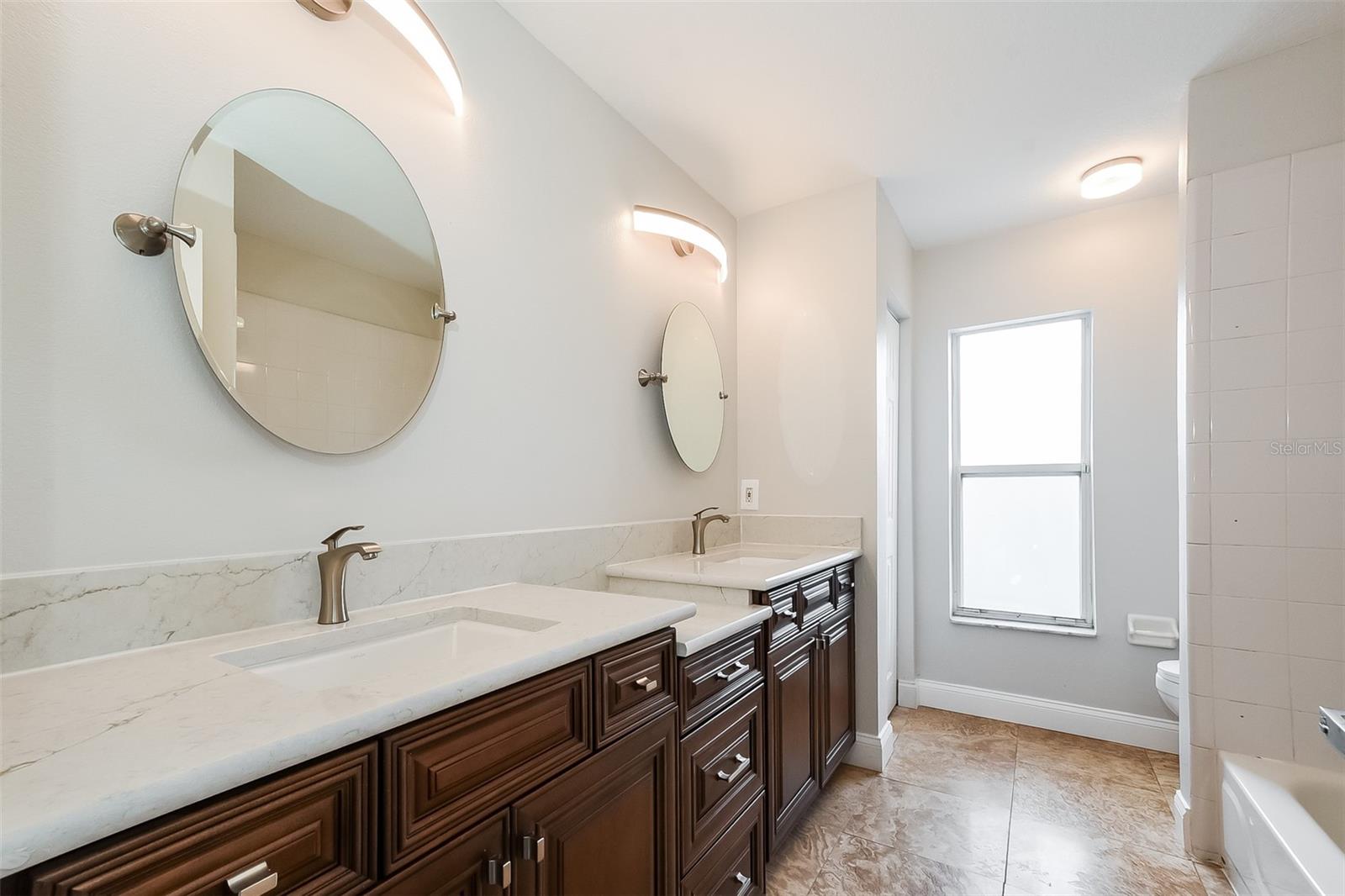 CHAPMAN OAKS - Residential