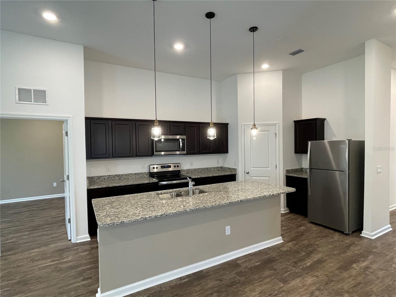972 OCEAN SPRAY DRIVE, RUSKIN, FL, 33570 3 972 OCEAN SPRAY DRIVE