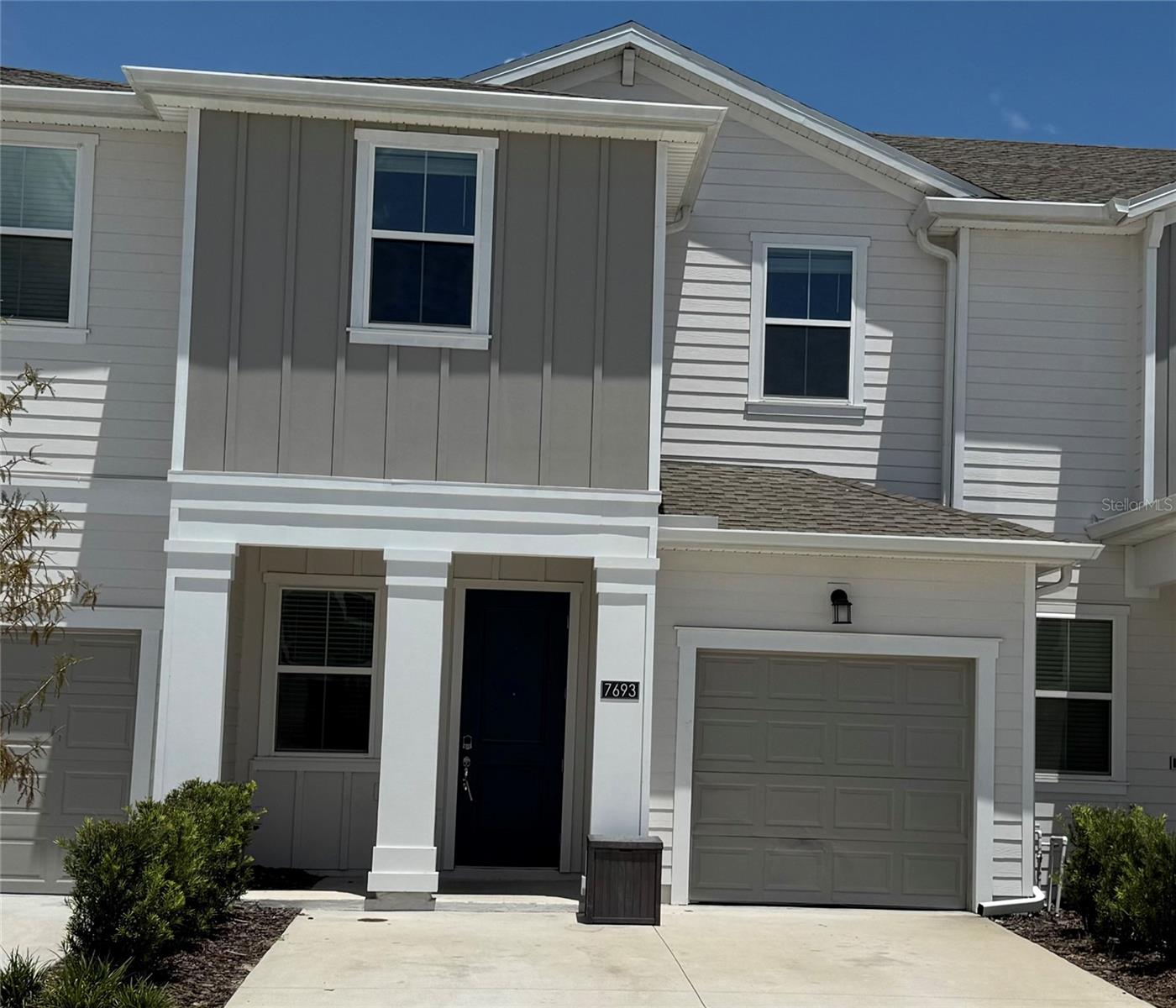 LAKE WILSON RESERVE IN KISSIMMEE: Well-kept 3-bedroom, 2.5-bathroom townhouse with an open floor plan. Ceramic tile in all the wet areas. Carpet in the bedrooms. This property is conveniently located in Osceola County and it is close to all attraction parks. This townhouse comes with Stainless steel appliances, stone countertops, Cooktop Range, dish washer, washer and dryer. Call or text for more information.