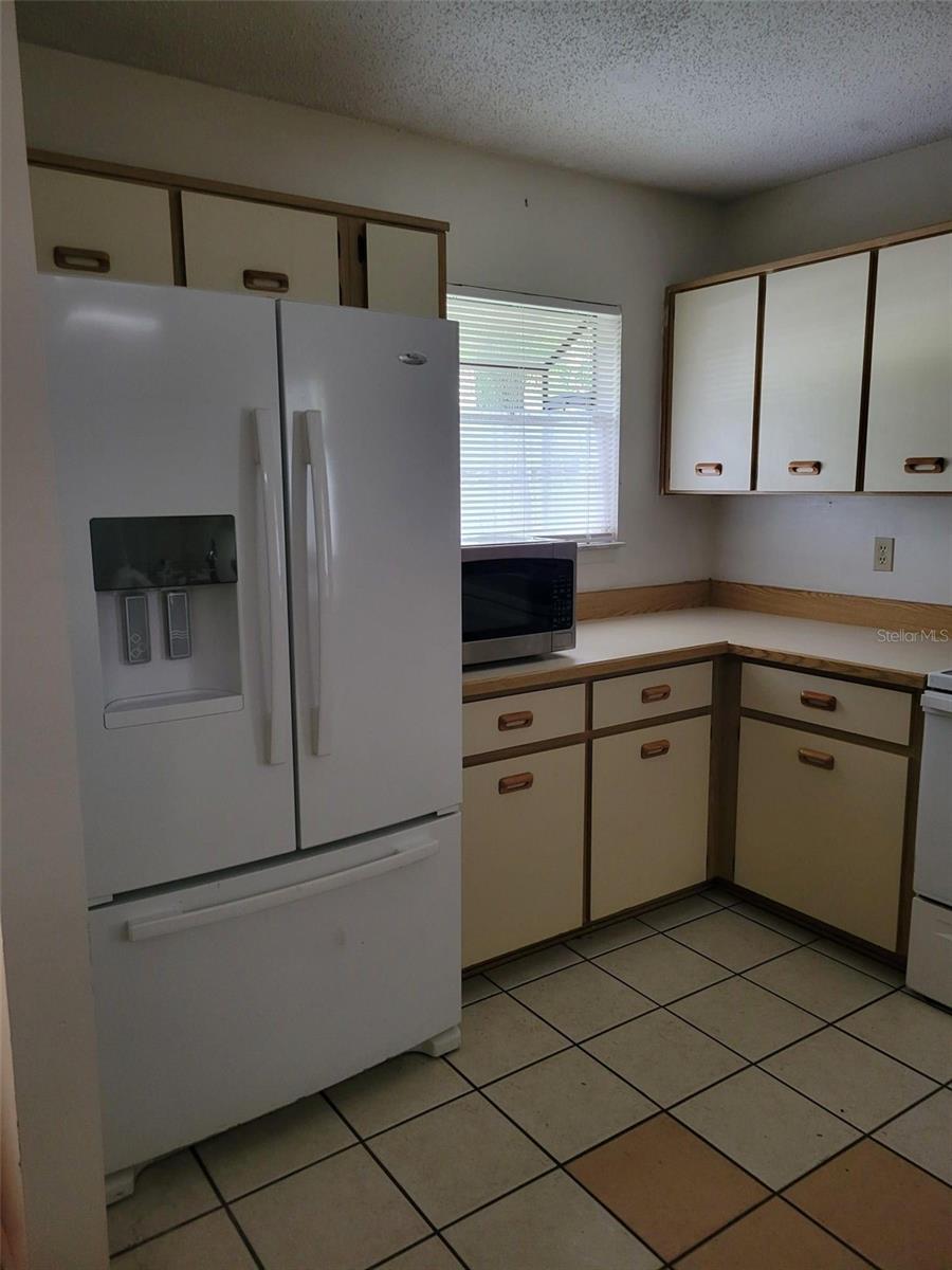 This 2 bed/2 full bath unit has wood laminate floors throughout. Great floor plan with a large living area. Ceiling fans and a skylight brightens the space. Kitchen appliances are included along with washer & dryer. Step in shower in the roomy Primary Bathroom. Access the spacious screened back deck from both Living Room and Primary Bedroom and enjoy this quiet spot to relax.