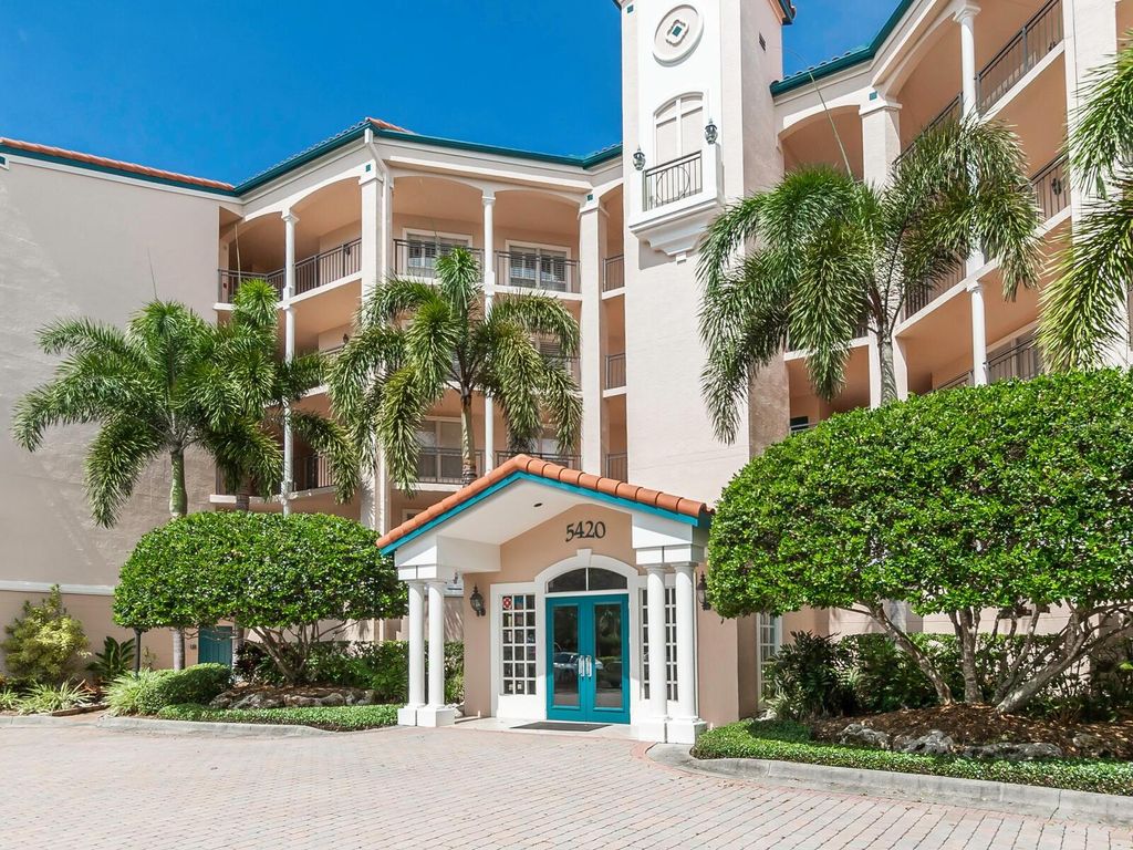 Photo of 5420 Eagles Point Circle #105, Sarasota, FL 34231 (MLS # A4663877)