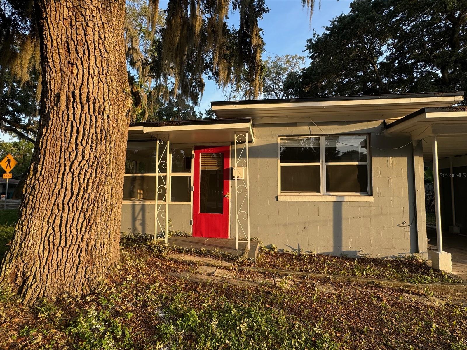 Terrific 2/1 located in a desired location, close to downtown. Major shopping and roadways close by.
