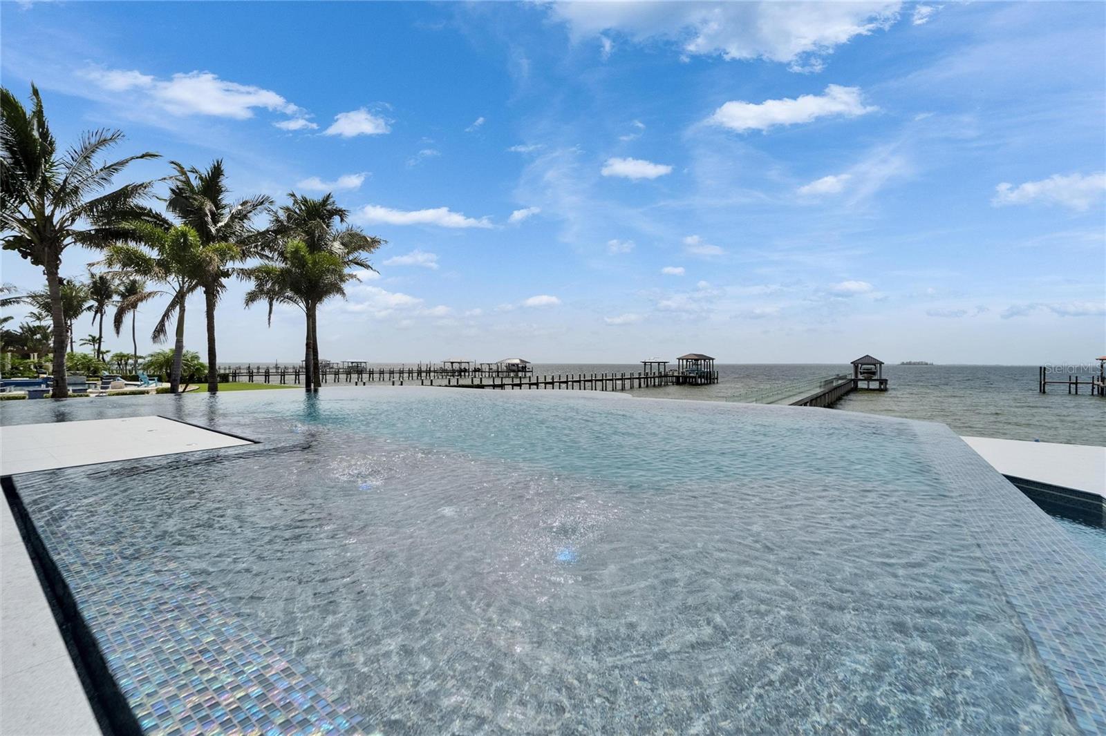 MUSTIQUE BAY - Residential