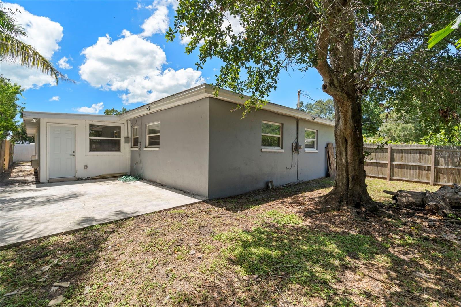 GATES KNOLL 1ST ADD - Residential Lease