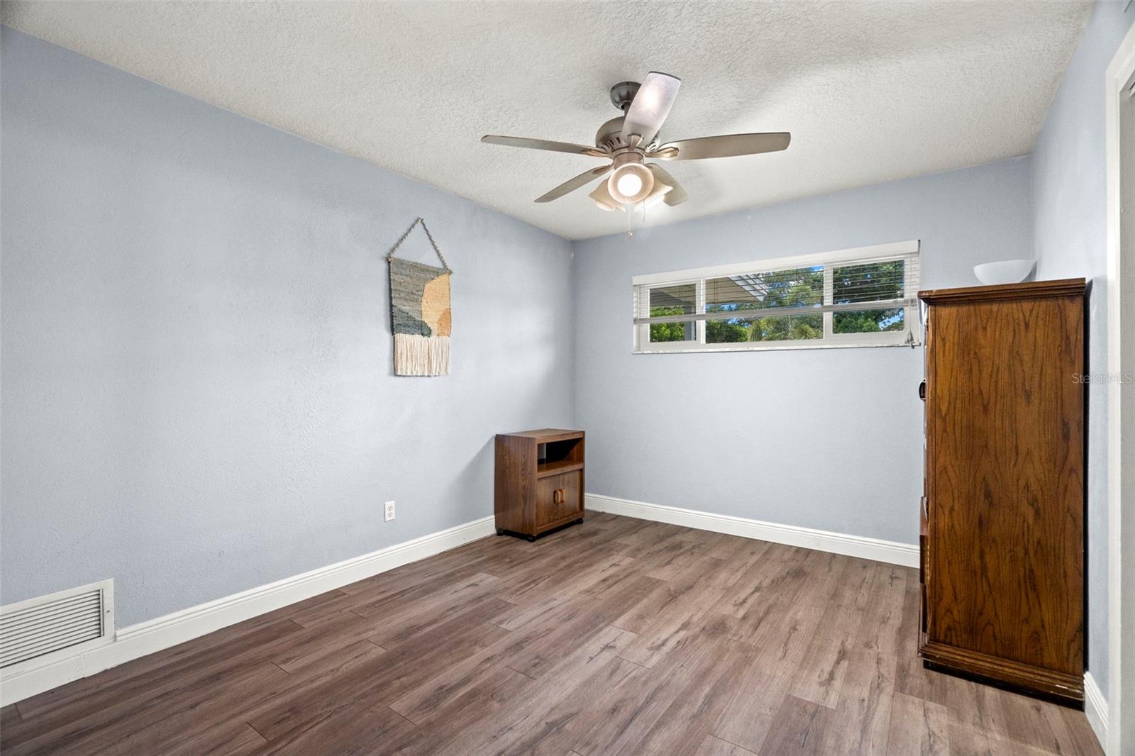 GATES KNOLL 1ST ADD - Residential Lease