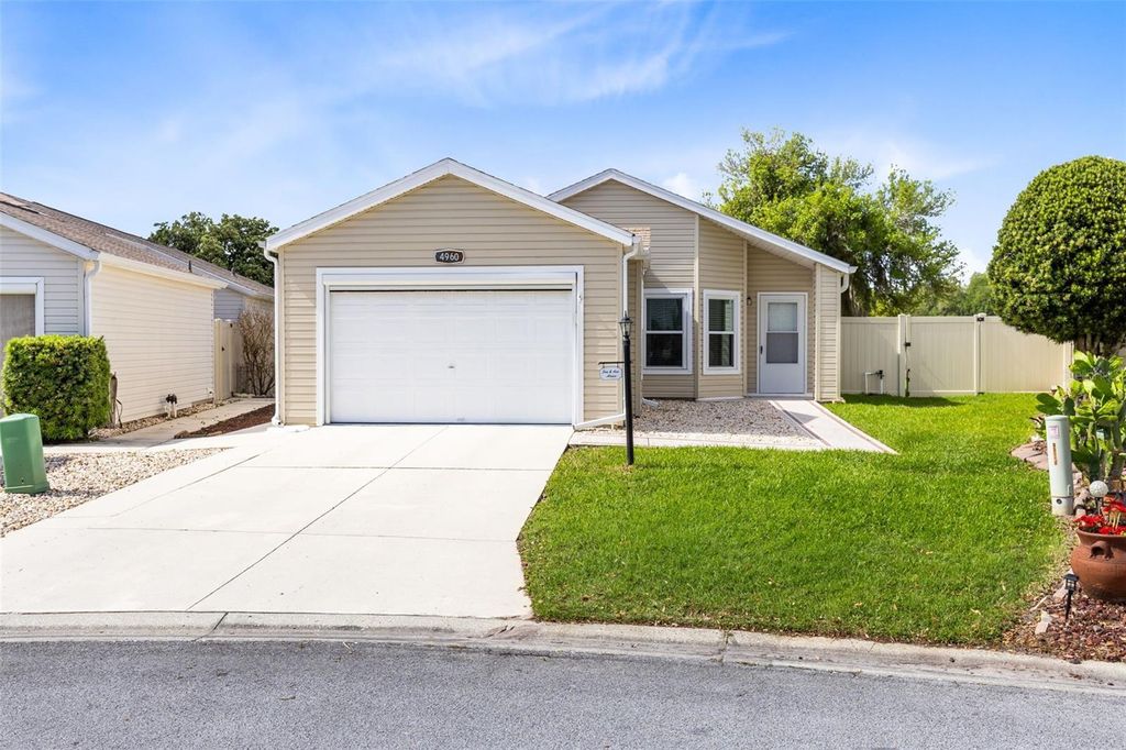 Photo of 4960 Heron Run Circle, Leesburg, FL 34748 (MLS # O6396736)