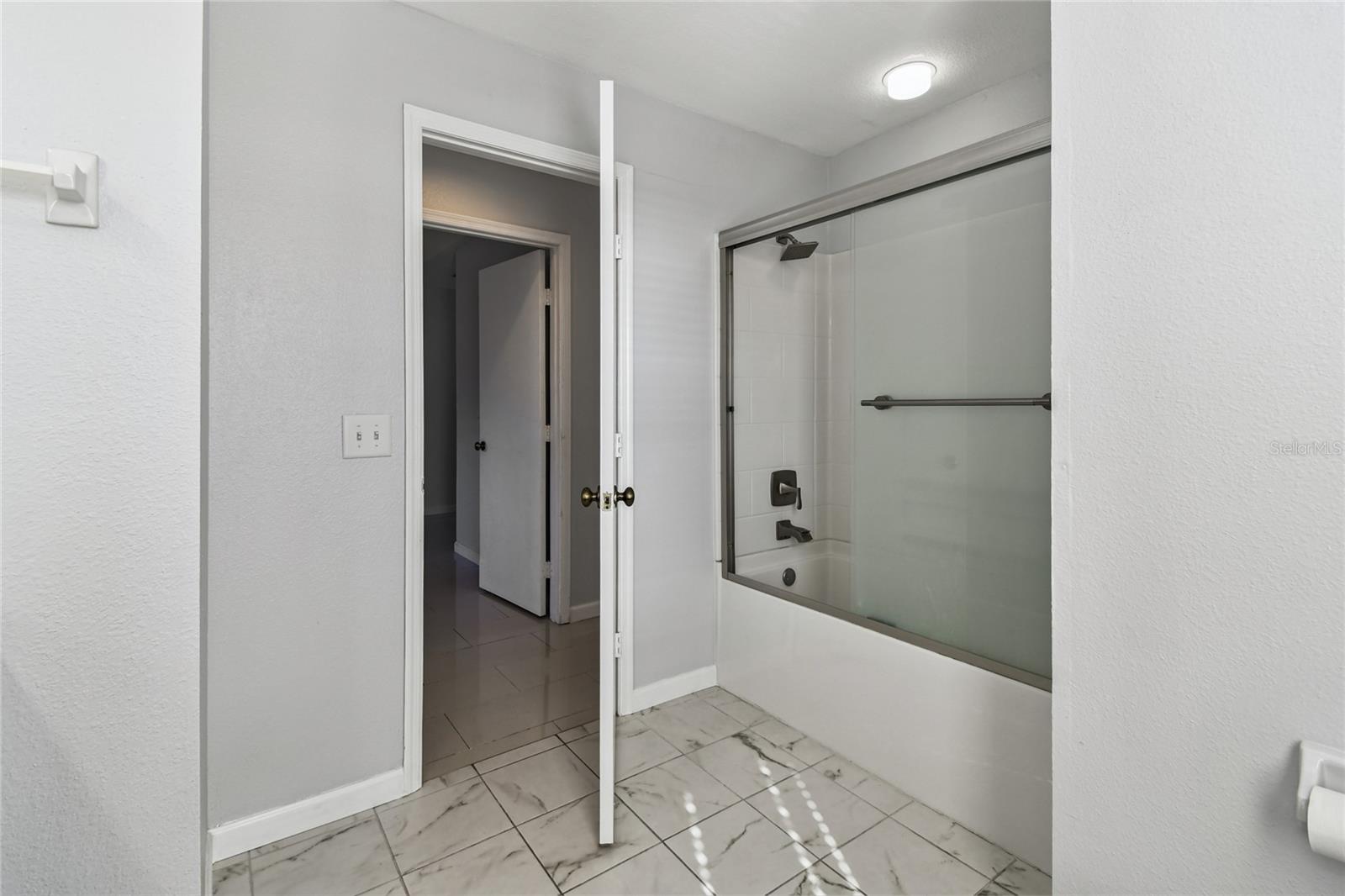 LAKE ELLEN WALK - Residential Lease