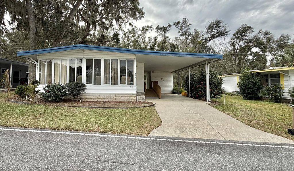 Photo of 211 Aspen Circle, Leesburg, FL 34748 (MLS # G5106873)