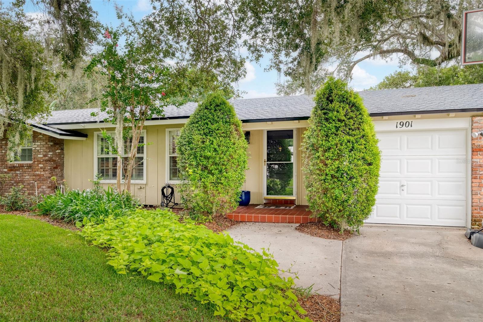 1901 MAPLEWOOD DRIVE