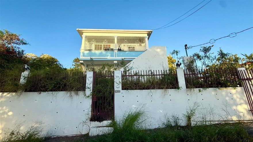 Peñuelas, Puerto Rico – Ocean View Property
Discover this cozy residence located in the south of Puerto Rico, just 2 minutes from Main Highway #2, combining tranquility, accessibility, and beautiful ocean views.
The property features approximately 1,179 square feet of construction on a spacious 792-square-meter lot, offering the ideal space to live comfortably or invest.
Features:
4 bedrooms
1 bathroom
Large lot with expansion potential
Ocean view from the property
Strategic location with quick access to main roads, shops, and services
Perfect as a primary residence, vacation home, or investment opportunity in the southern part of the island.