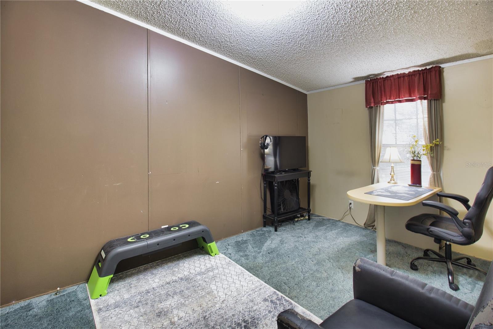 E330 FT OF NW1/4 OF SE1/4 LYING N OF ROAD - Residential