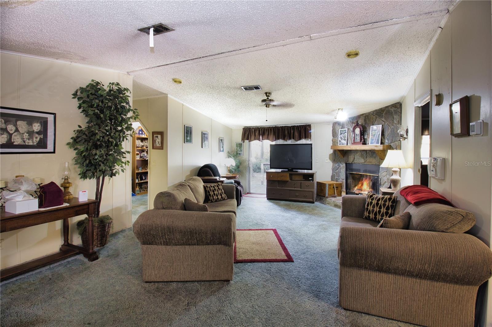 E330 FT OF NW1/4 OF SE1/4 LYING N OF ROAD - Residential