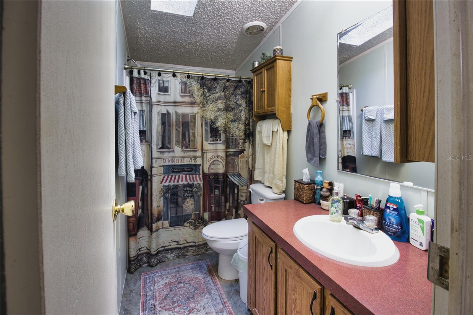 E330 FT OF NW1/4 OF SE1/4 LYING N OF ROAD - Residential