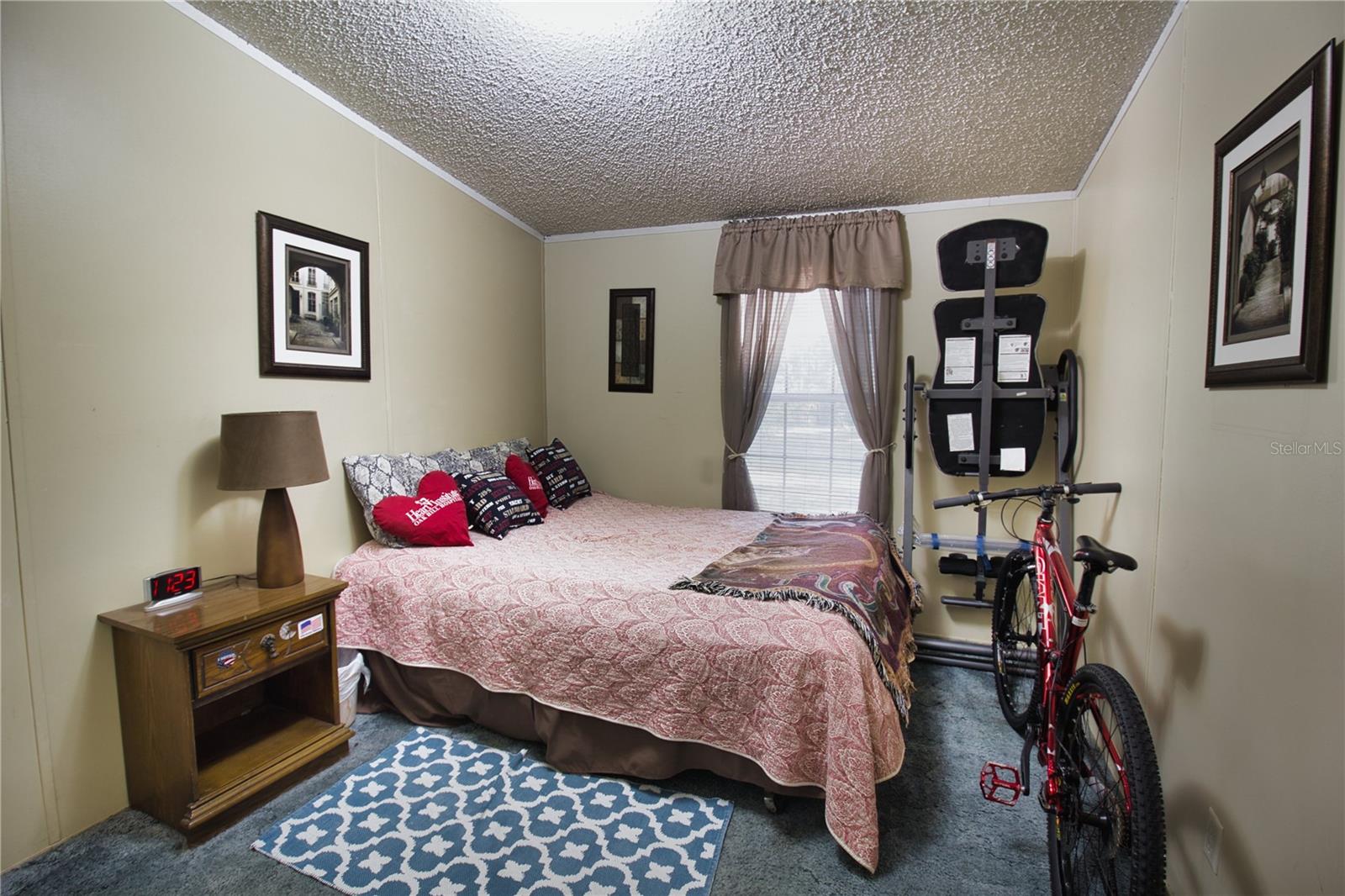 E330 FT OF NW1/4 OF SE1/4 LYING N OF ROAD - Residential