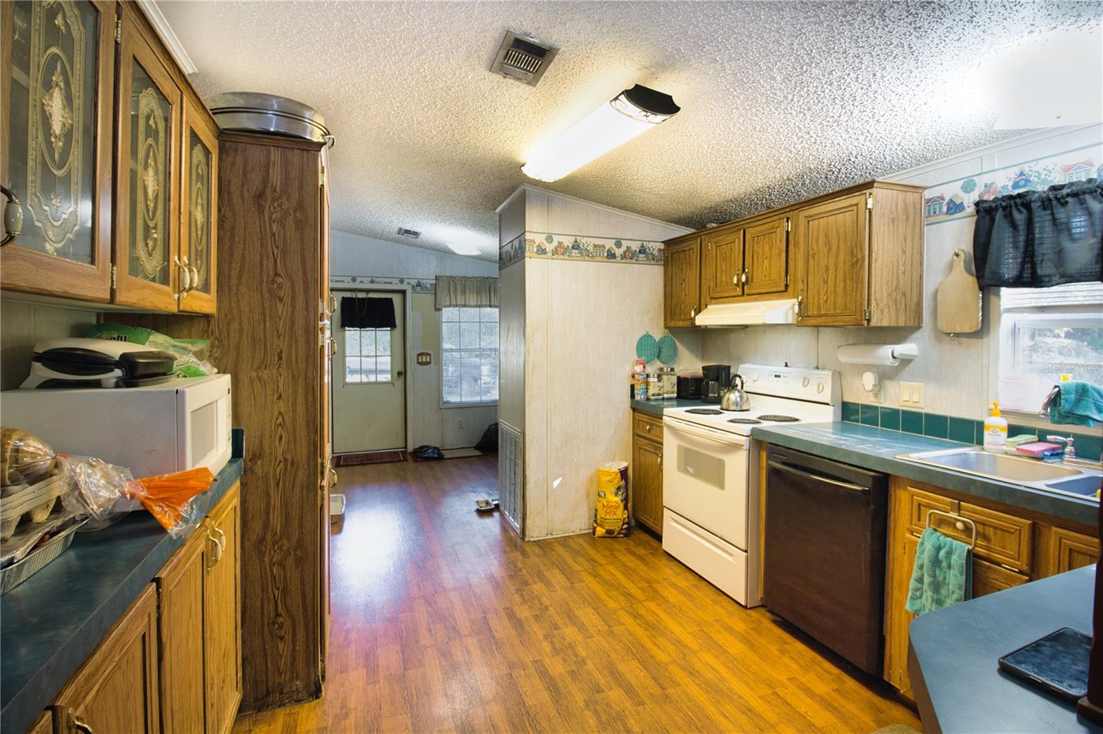 E330 FT OF NW1/4 OF SE1/4 LYING N OF ROAD - Residential