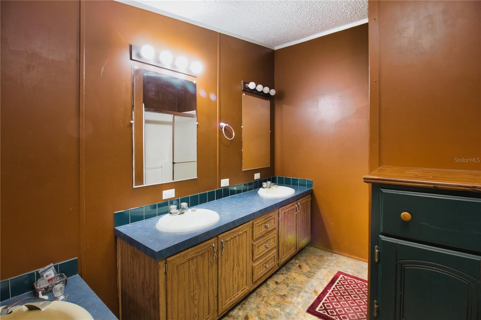 E330 FT OF NW1/4 OF SE1/4 LYING N OF ROAD - Residential