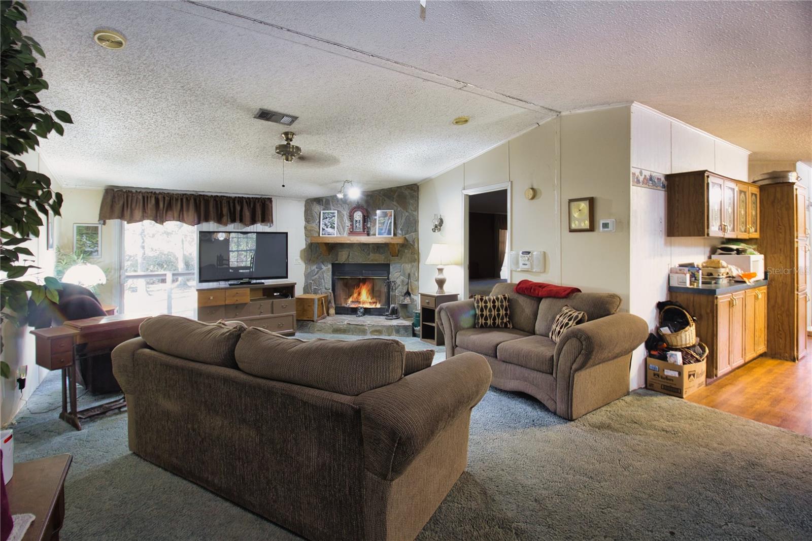 E330 FT OF NW1/4 OF SE1/4 LYING N OF ROAD - Residential