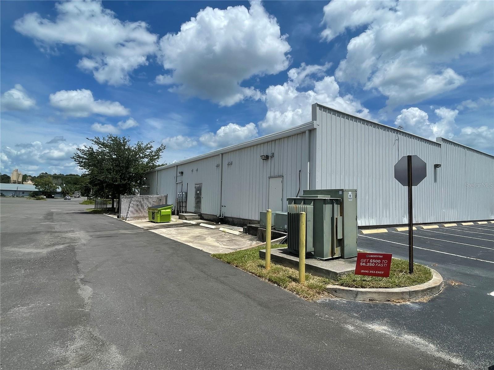 Main image without alt text