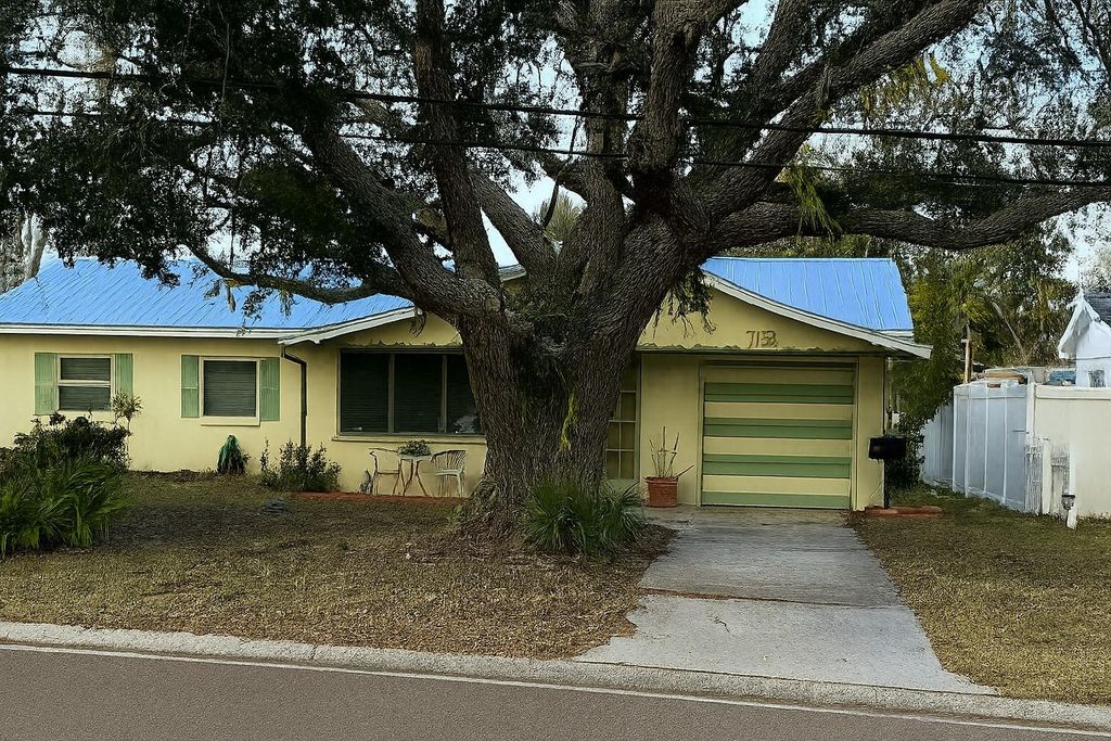 Photo of 7833 Causeway Boulevard S, St Petersburg, FL 33707 (MLS # TB8464171)