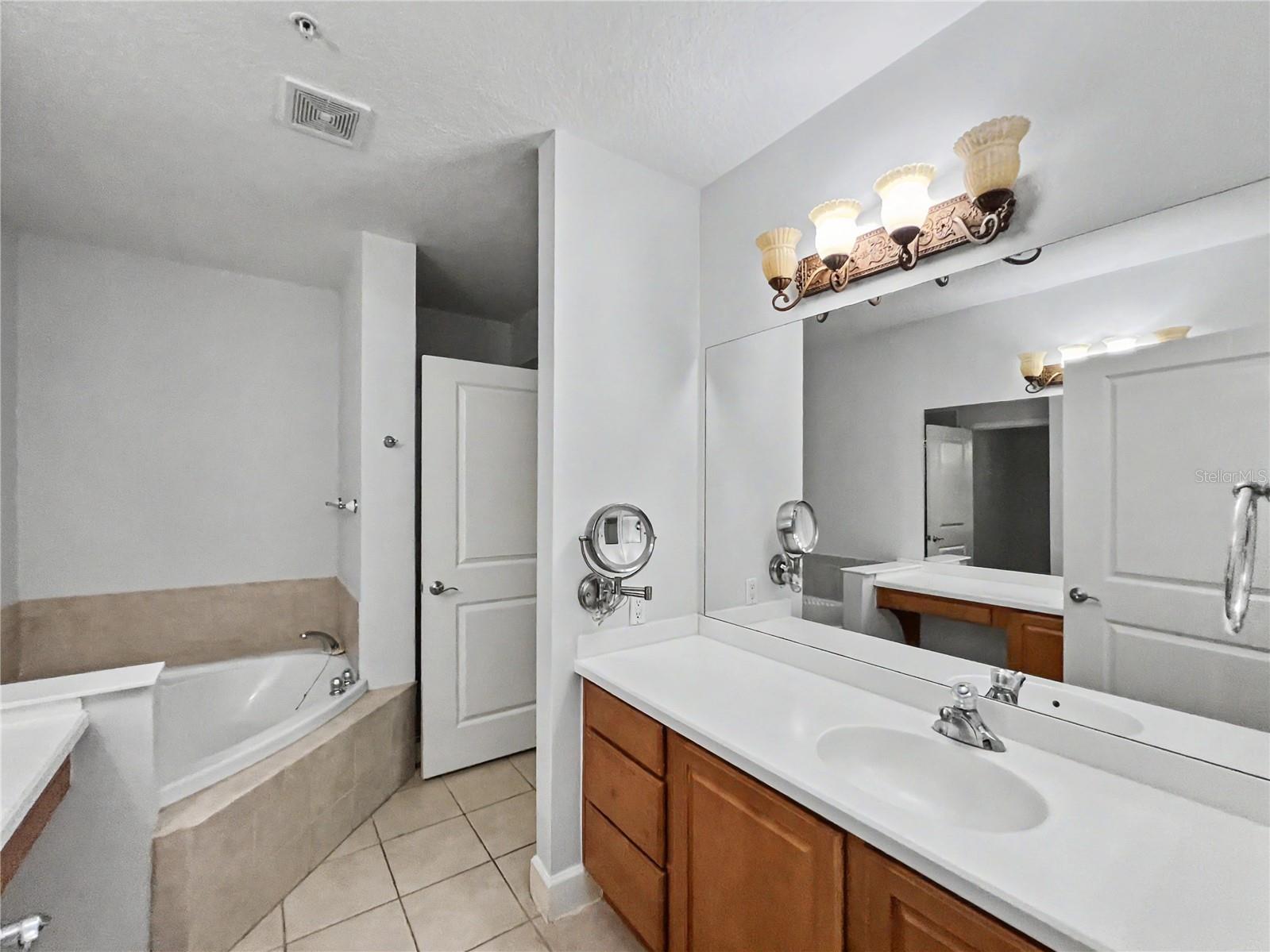 ARTISAN CLUB CONDO PH 1 - Residential