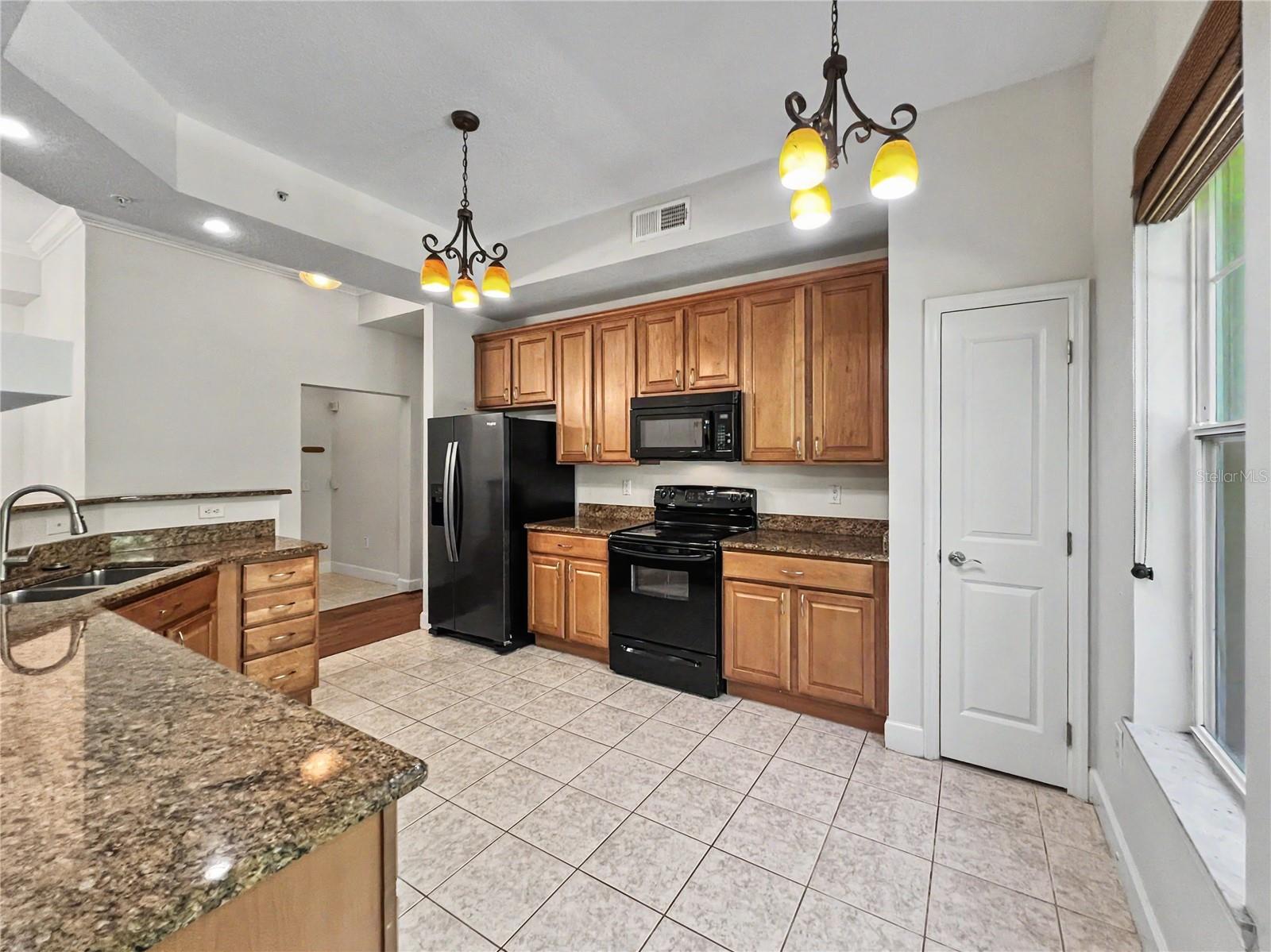 ARTISAN CLUB CONDO PH 1 - Residential