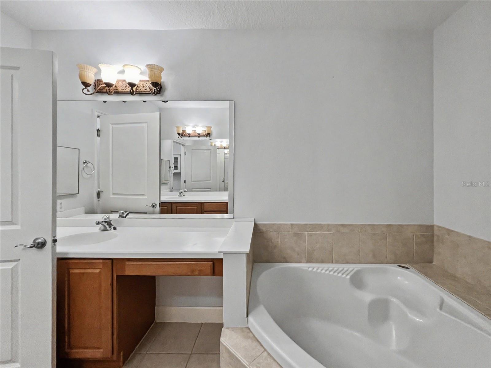ARTISAN CLUB CONDO PH 1 - Residential