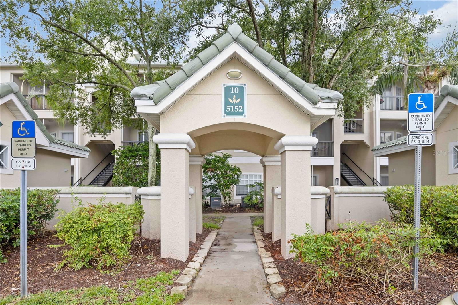 Available immediately, This 2 bedroom unit in The Serenade located in Palmer Ranch has just been cleaned and is ready for its new Tenant. Located close to travel, Siesta Key Beaches, I-75 and some amazing restaurants. Come see us today.