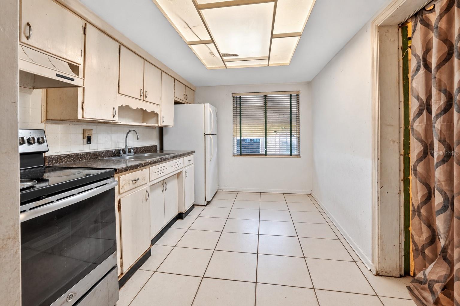 1027 CANAL DRIVE W
