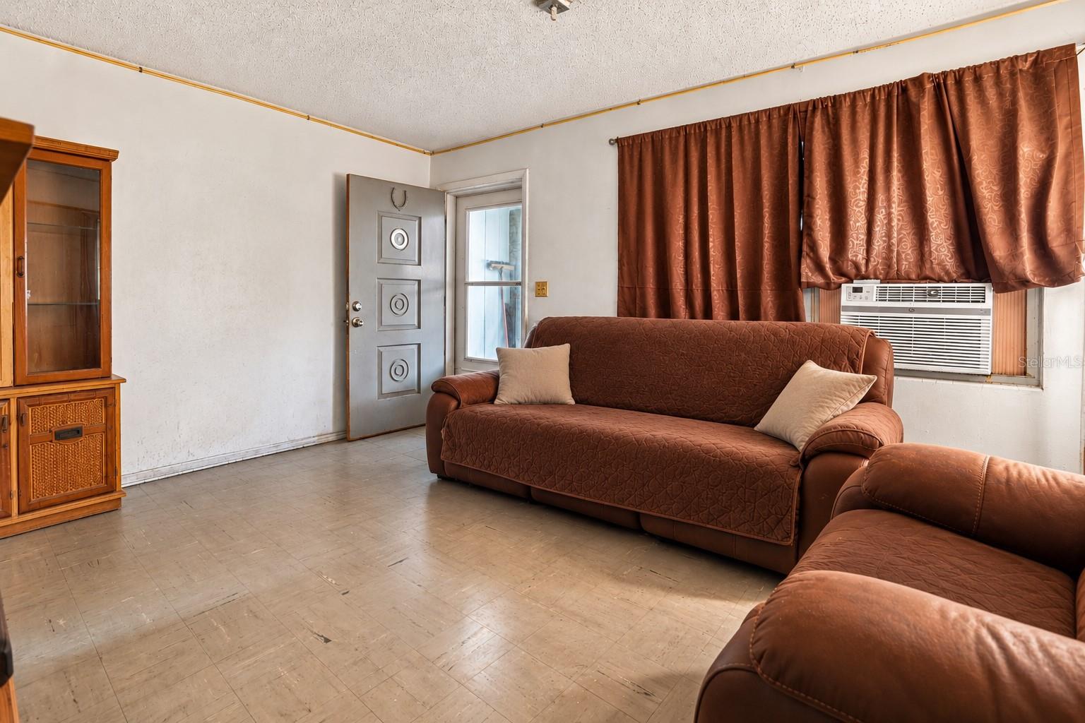 1027 CANAL DRIVE W