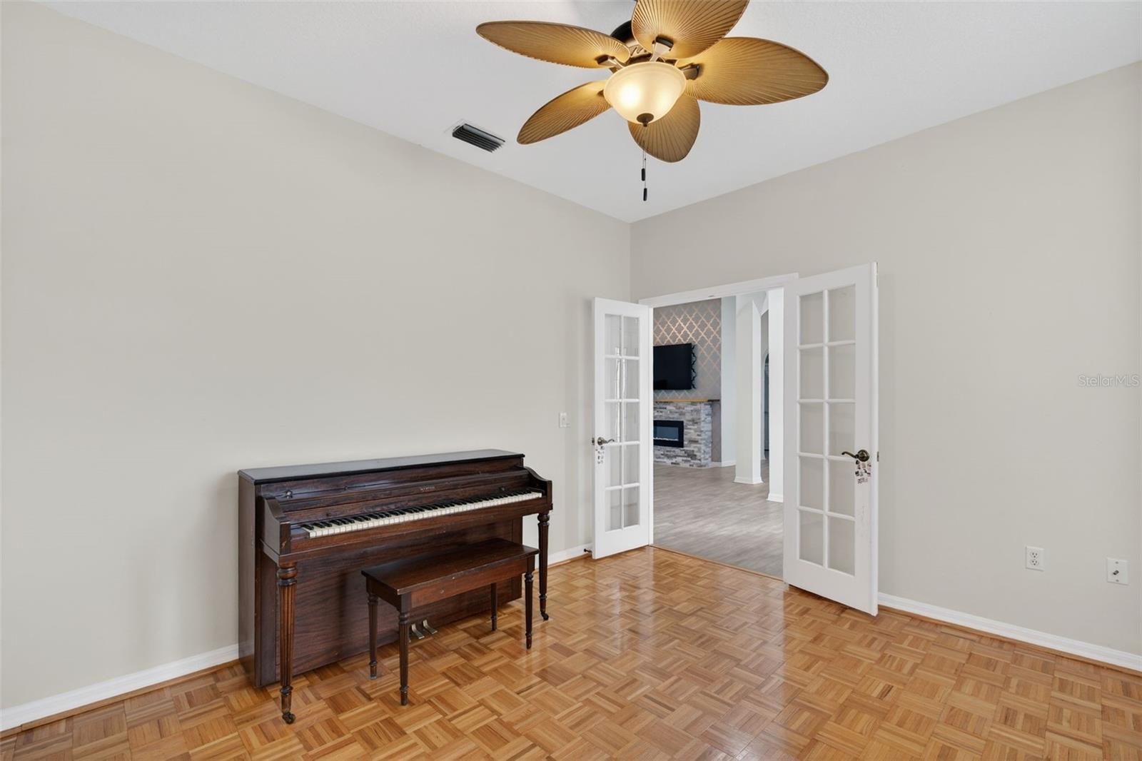 MCINTOSH LAKE - Residential