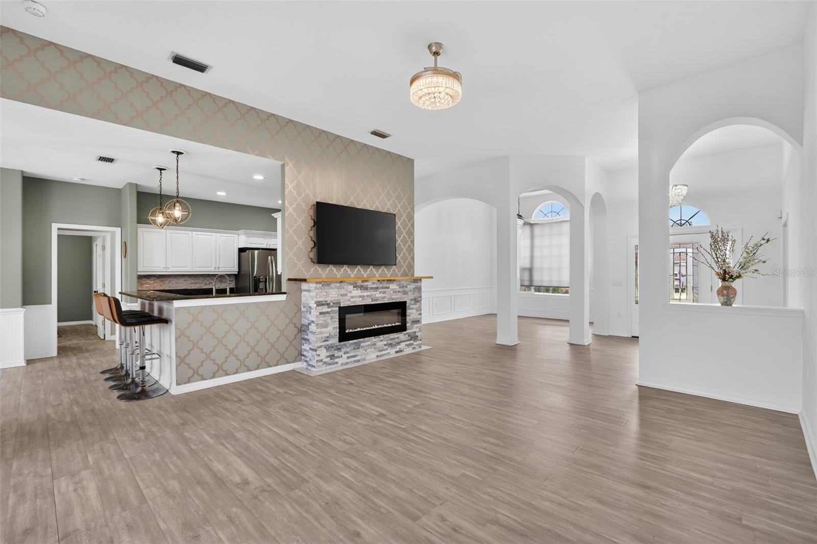 MCINTOSH LAKE - Residential