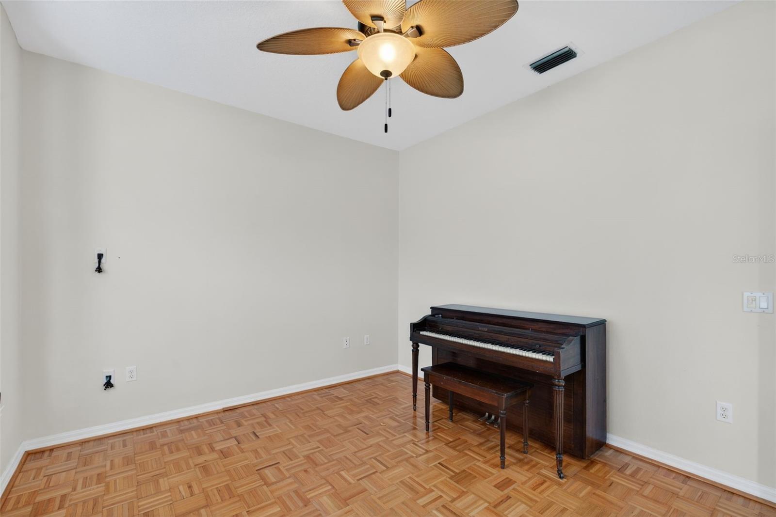 MCINTOSH LAKE - Residential