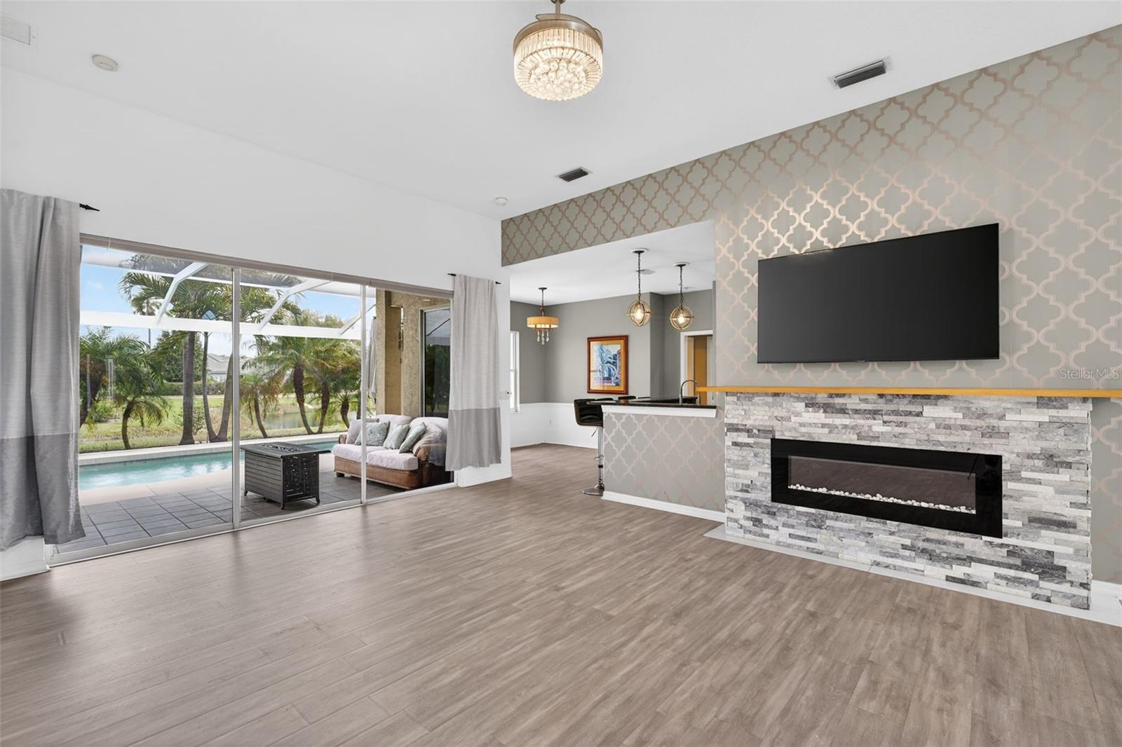 MCINTOSH LAKE - Residential