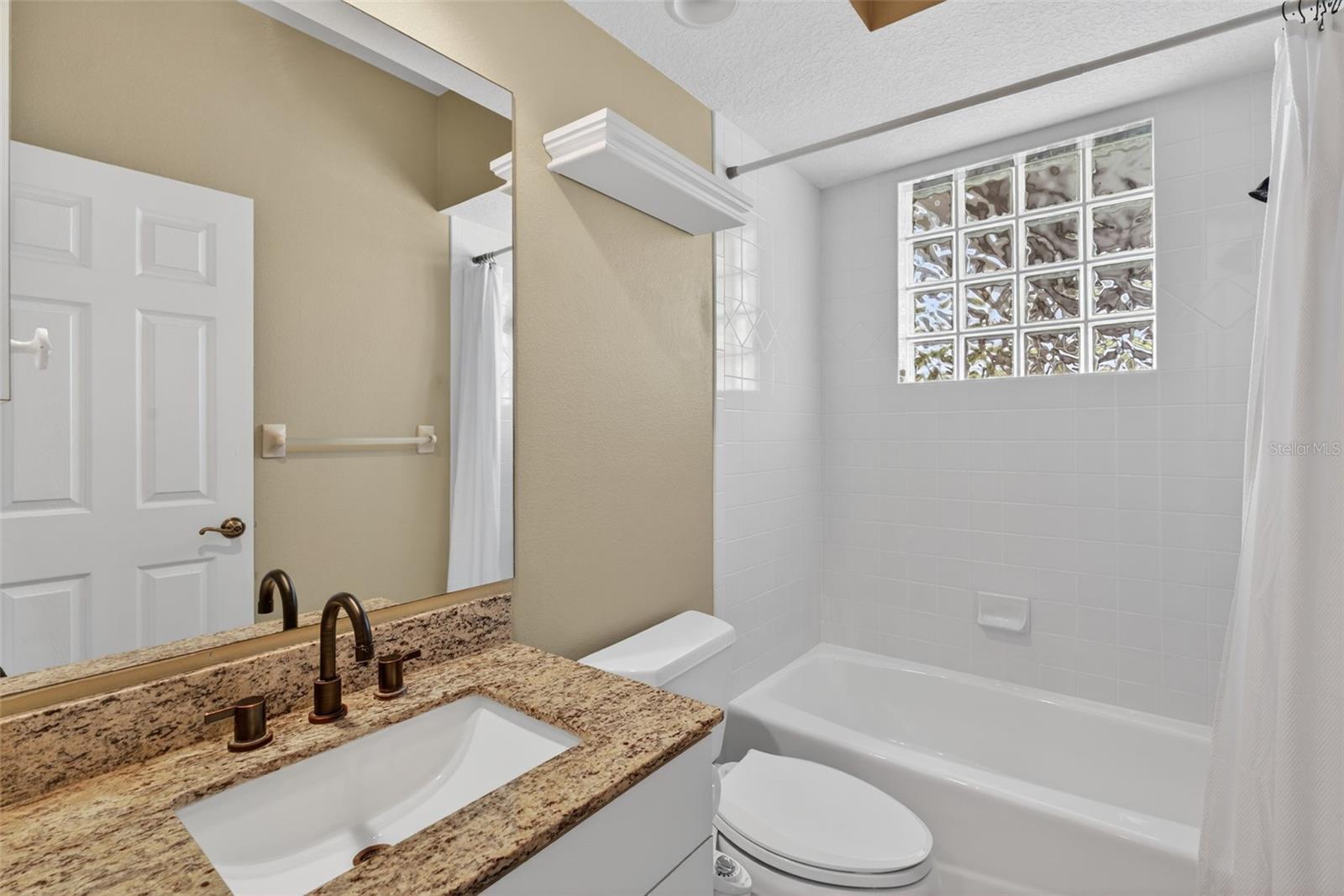 MCINTOSH LAKE - Residential