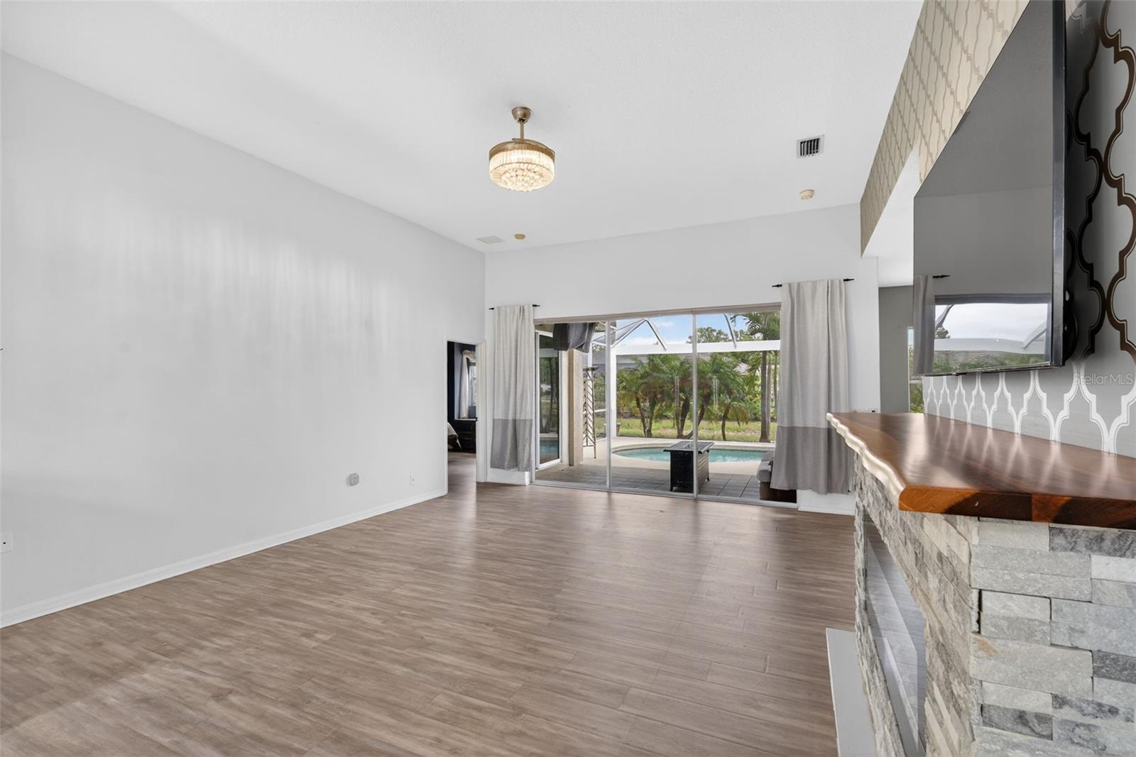 MCINTOSH LAKE - Residential