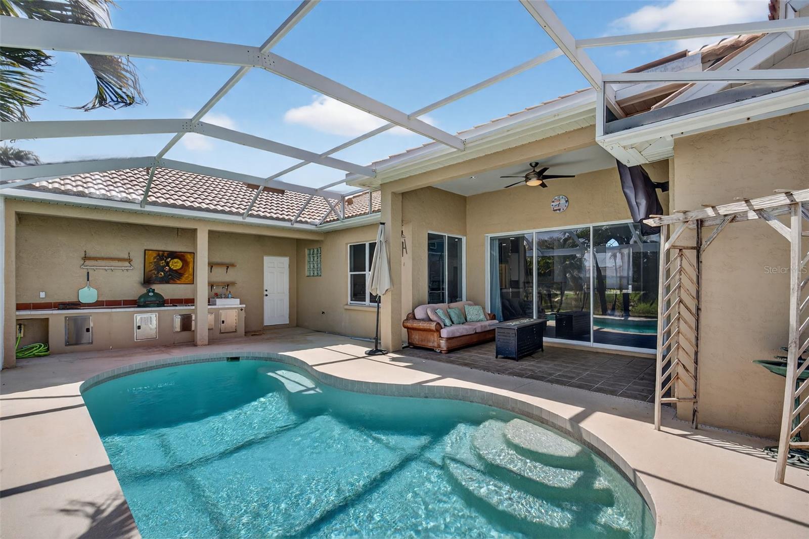 MCINTOSH LAKE - Residential