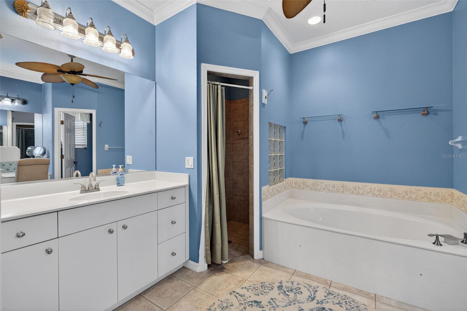 MCINTOSH LAKE - Residential