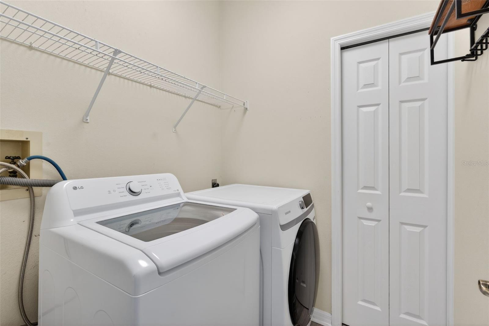 MCINTOSH LAKE - Residential