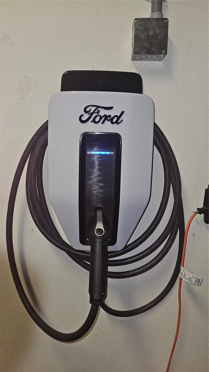 MCINTOSH LAKE - Residential