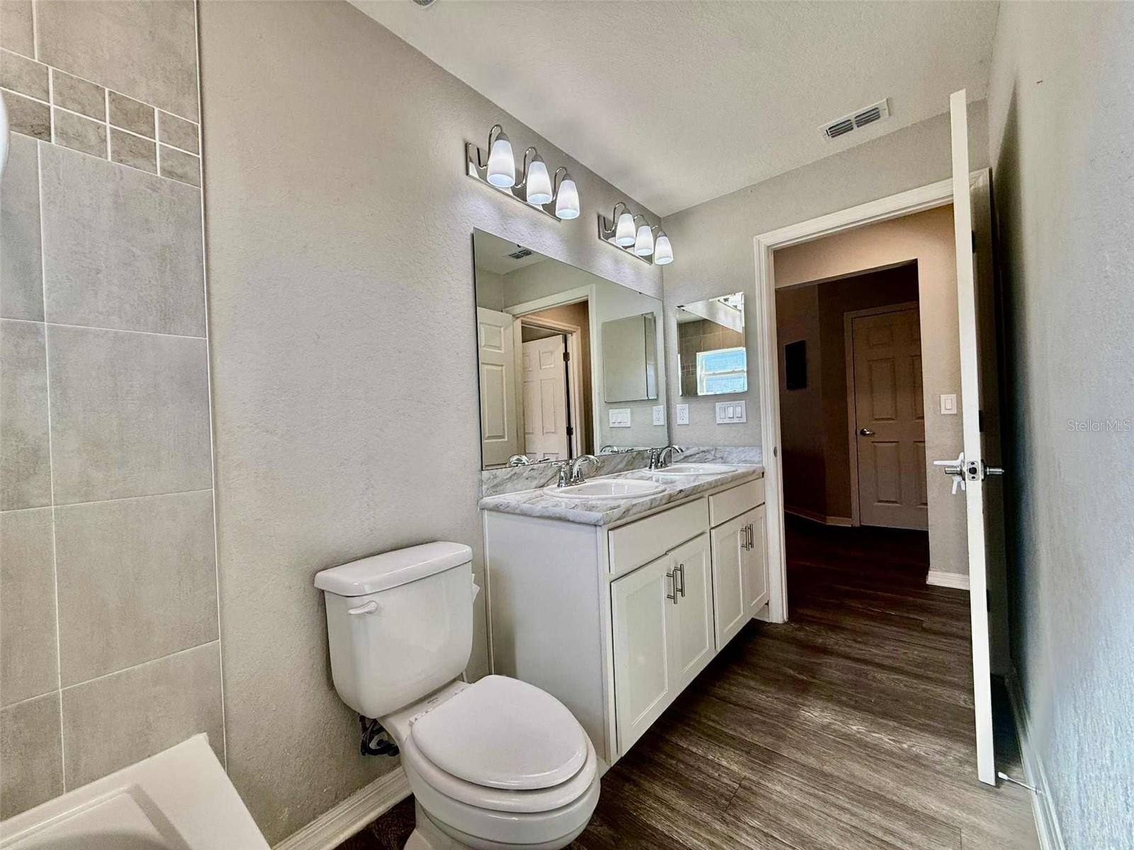 LANDINGS/EAGLE LAKE - Residential