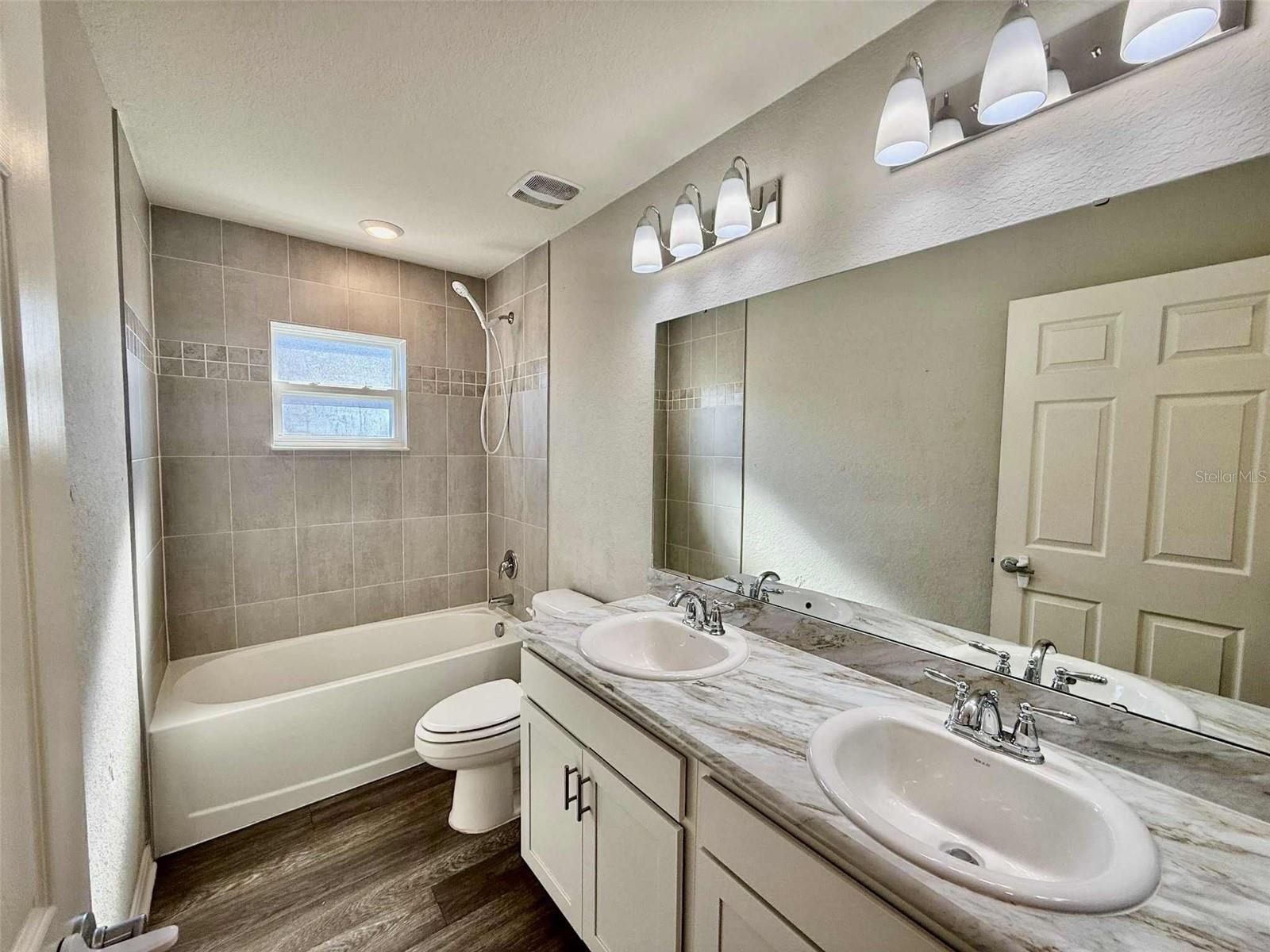 LANDINGS/EAGLE LAKE - Residential